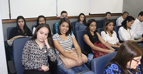 O grupo de futuros contadores acompanhou a 10ª sessão ordinária do Tribunal Pleno (Foto: Karina Camargos Coutinho)